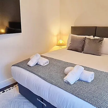 Stunning Luxury Spacious Holiday Home - 5 Bedrooms - Rest & Recharge In Manchester-2
