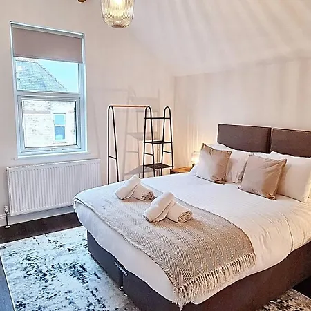 Stunning Luxury Spacious Holiday Home - 5 Bedrooms - Rest & Recharge In Manchester-3